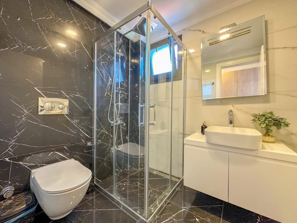 Shower, Toilet