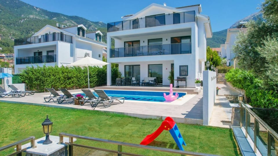 Property building, Communal lounge/ TV room, Spring, Day, Garden, Garden view, Mountain view, Pool view, Swimming pool, sunbed