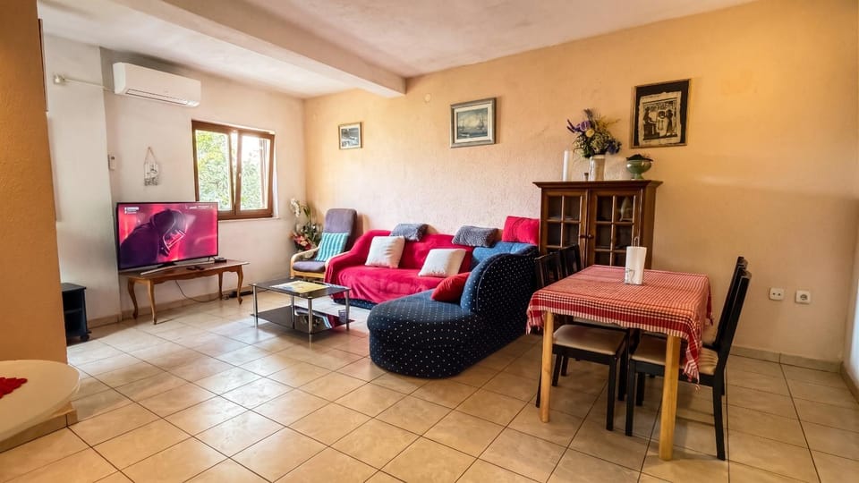 TV and multimedia, Living room, Seating area, Dining area