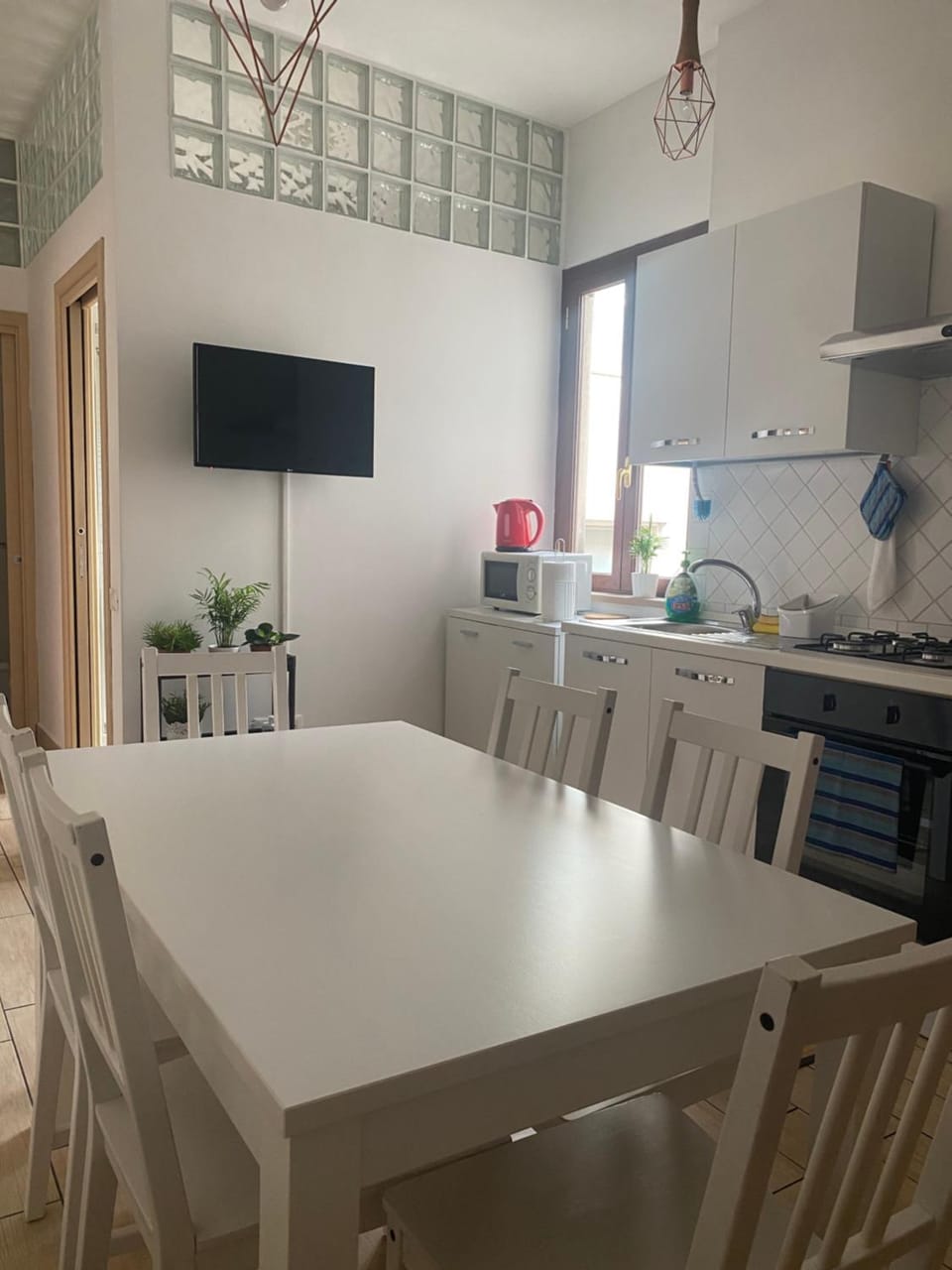 TV and multimedia, Kitchen or kitchenette, Dining area, oven, stove