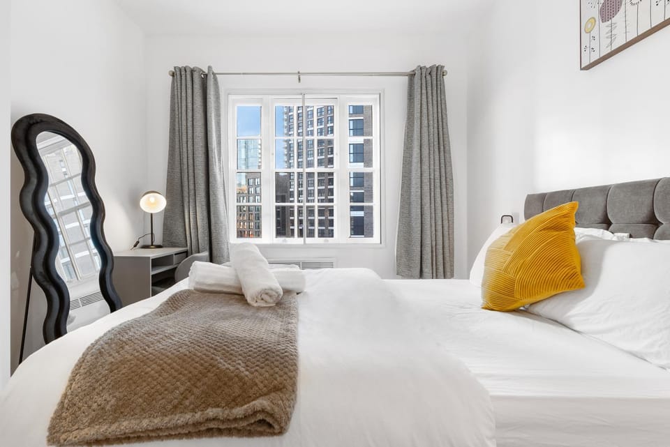 Modern Luxury Apartment next to Aldgate East Station, long term contractor pricing available Apartment in London