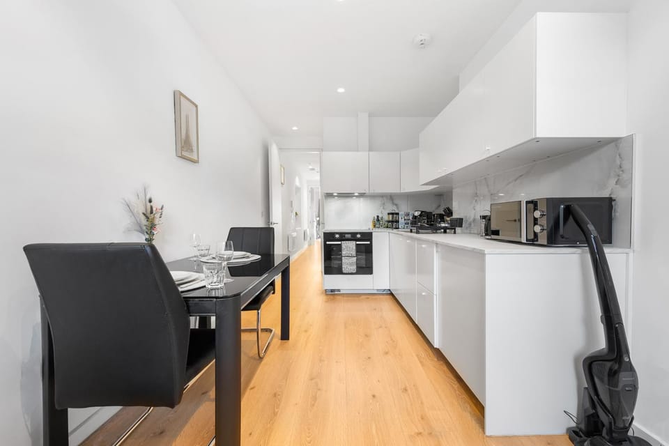Modern Luxury Apartment next to Aldgate East Station, long term contractor pricing available Apartment in London