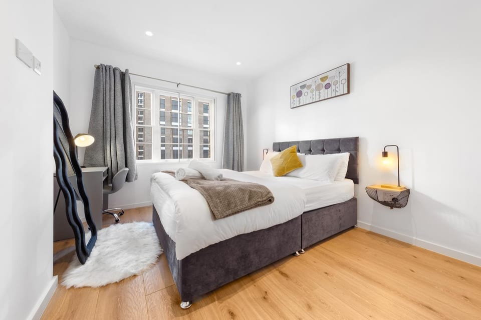 Modern Luxury Apartment next to Aldgate East Station, long term contractor pricing available Apartment in London