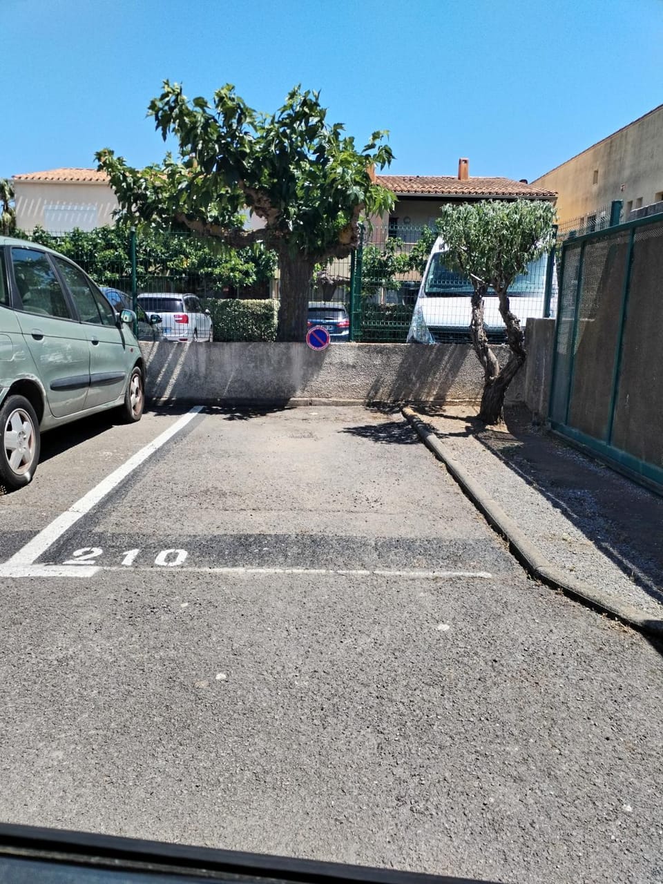 Appartement à 100m du village naturiste,tout équipé, climatisé,place parking Apartment in Agde