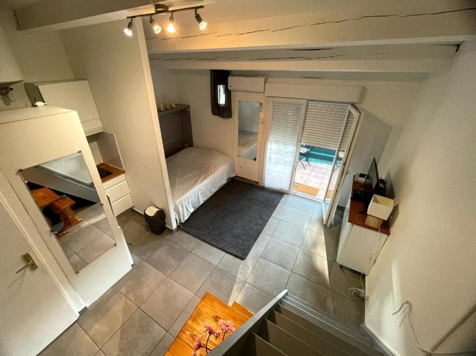 Appartement à 100m du village naturiste,tout équipé, climatisé,place parking Apartment in Agde