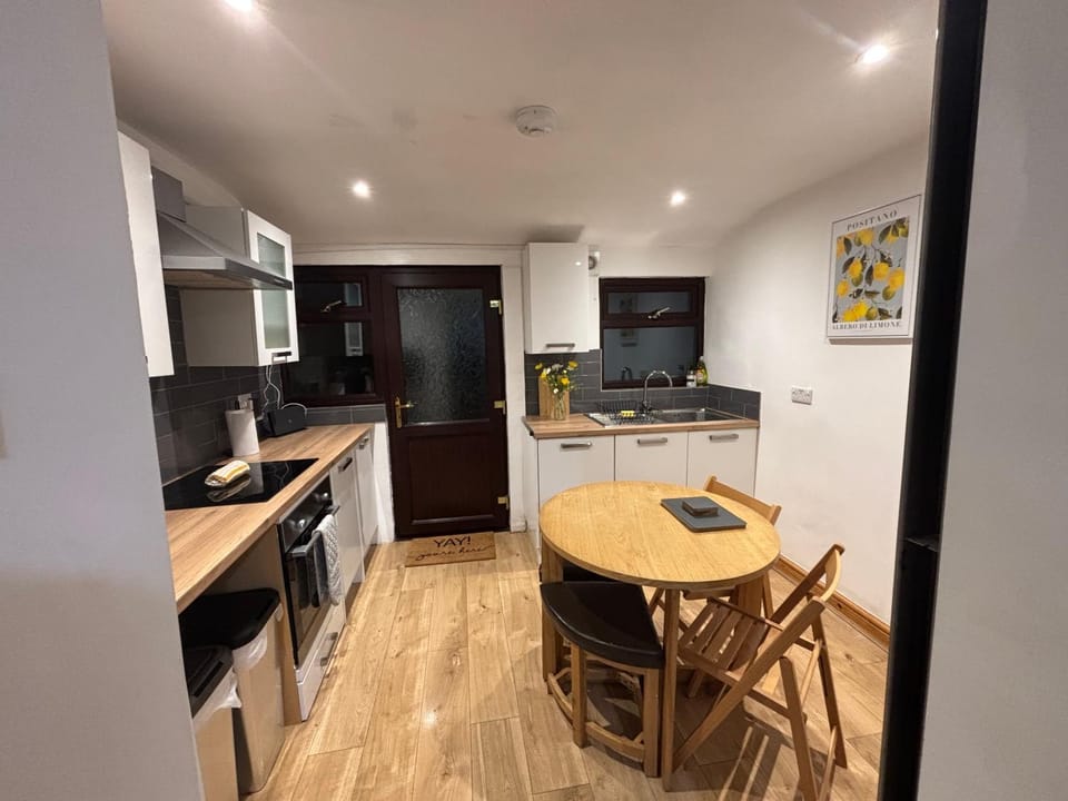 Cheerful 3 Bedroom Townhouse House in Bangor