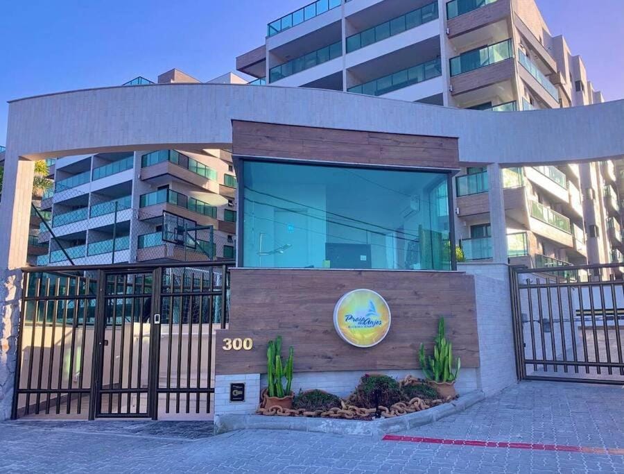 Apartamento de frente praia dos anjos com 3 suítes Apartment in Vila Canaa