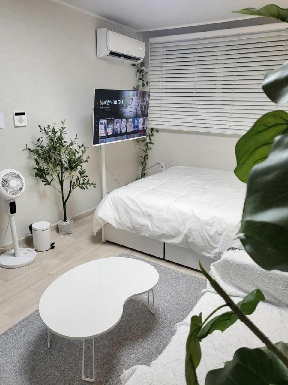 Bedroom, air conditioner