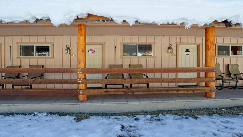 Property building, Facade/entrance, Day, Winter, Seating area