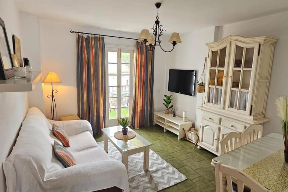 Communal lounge/ TV room, TV and multimedia, Living room, Photo of the whole room, Seating area, Evening entertainment, Bedroom