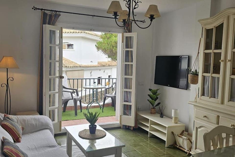 Patio, Communal lounge/ TV room, TV and multimedia, View (from property/room), Balcony/Terrace, Living room, Seating area, Dining area, Evening entertainment
