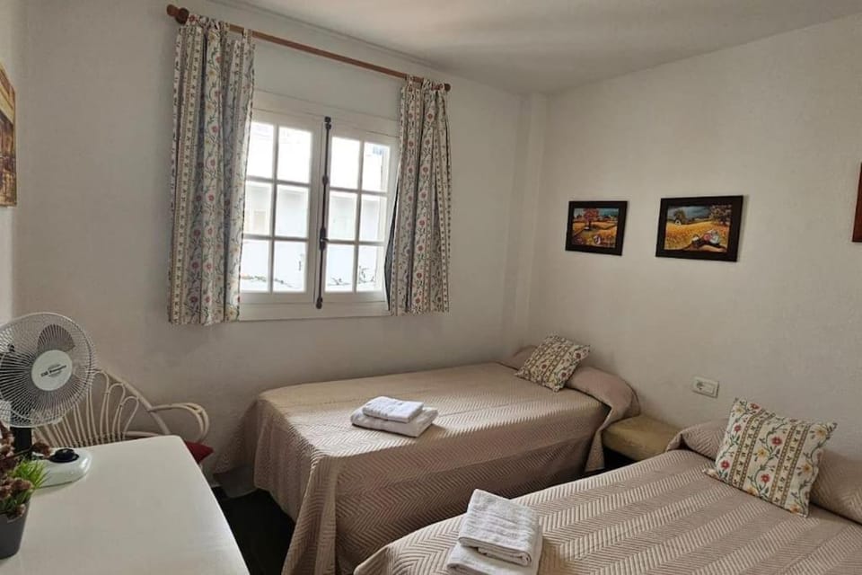 Living room, Photo of the whole room, Seating area, Bedroom