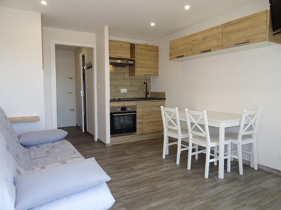 Living room, Dining area, oven