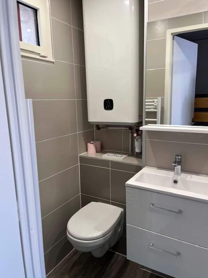 Shower, Toilet