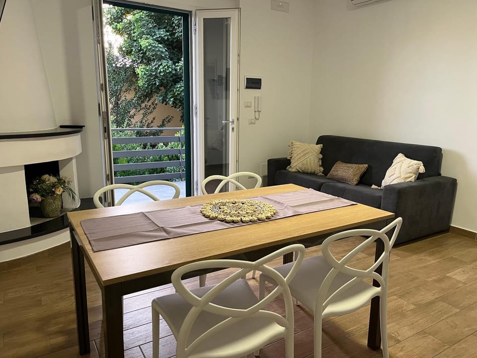 Seating area, Dining area