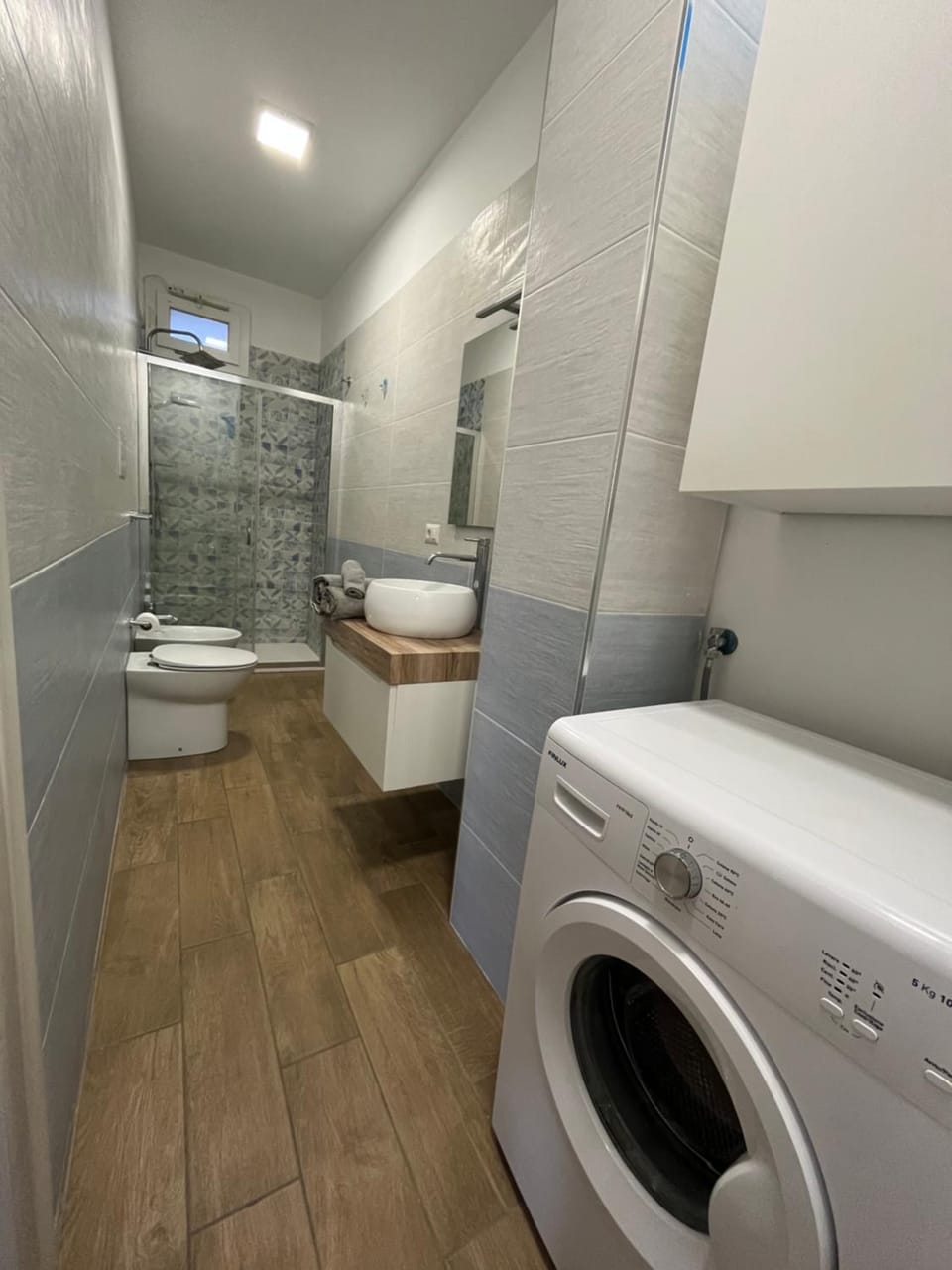 Bathroom, washing machine