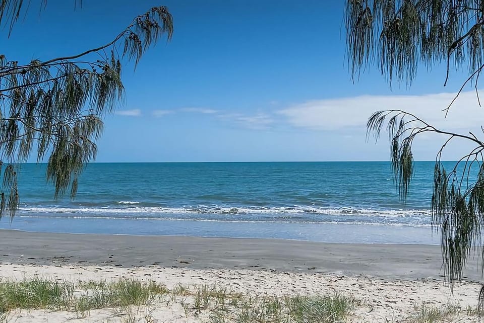 Wags On The Beach - Toogoom - Beachfront- 4BR-Aircon- Pets OK House in Toogoom