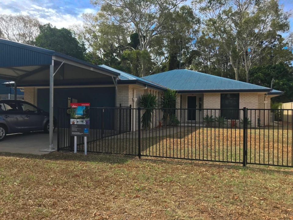 Wags On The Beach - Toogoom - Beachfront- 4BR-Aircon- Pets OK House in Toogoom