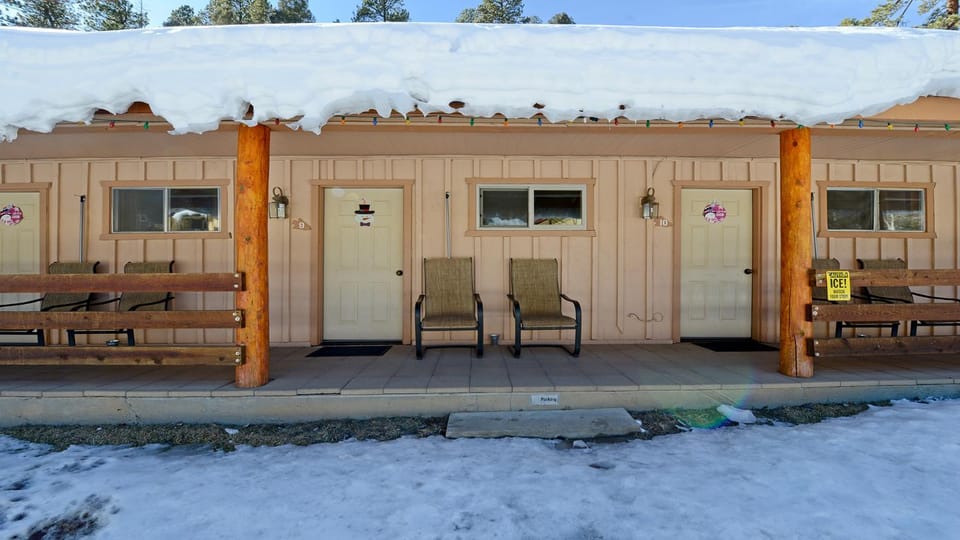 Property building, Patio, Facade/entrance, Day, Winter, Seating area, Parking