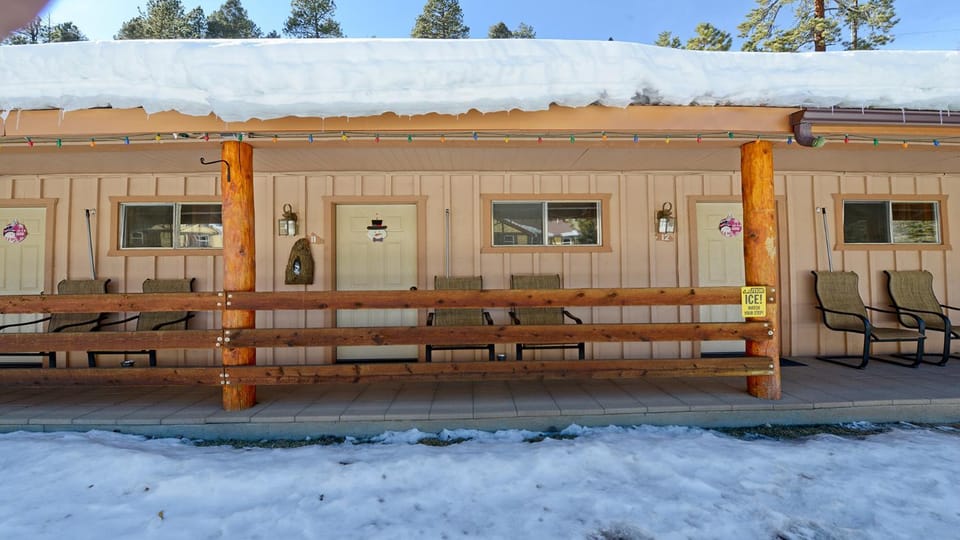 Property building, Facade/entrance, Day, Winter, Seating area, fireplace