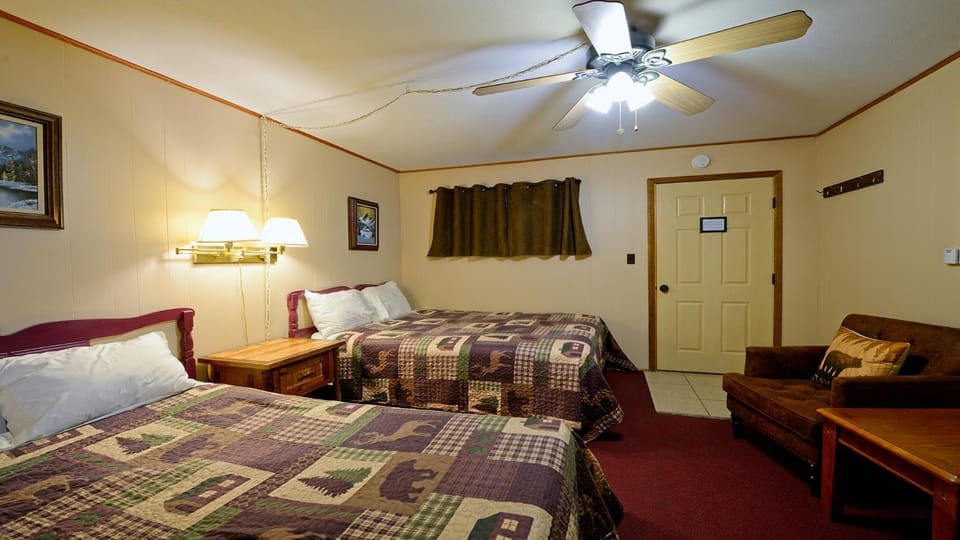 Bed, Seating area, Bedroom, air conditioner