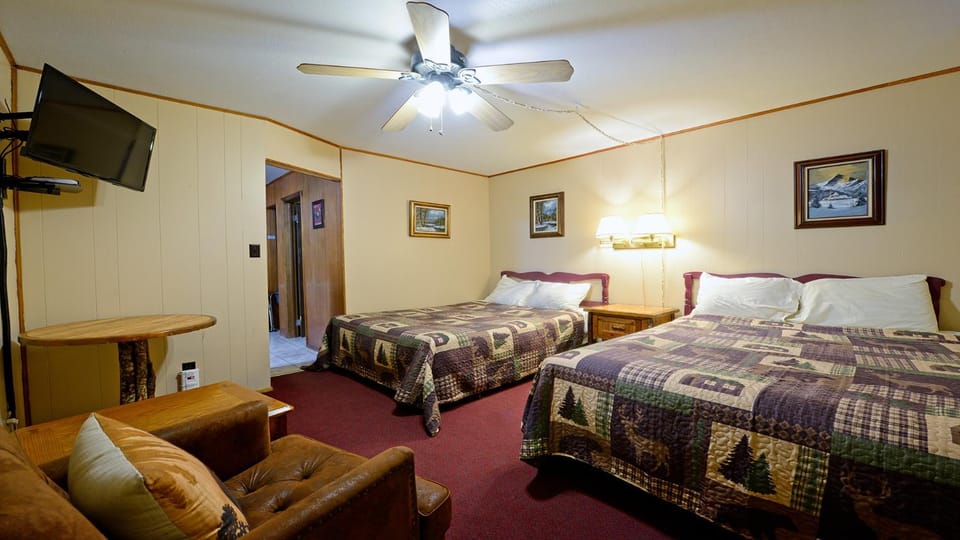 Bed, TV and multimedia, Living room, Seating area, Bedroom, furniture