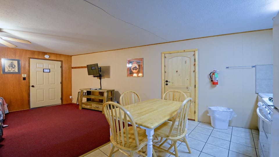 TV and multimedia, Kitchen or kitchenette, Living room, Dining area, furniture