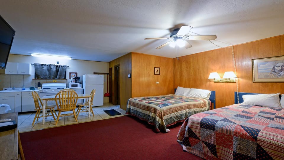 Bed, Kitchen or kitchenette, Dining area, Bedroom, furniture, kitchen