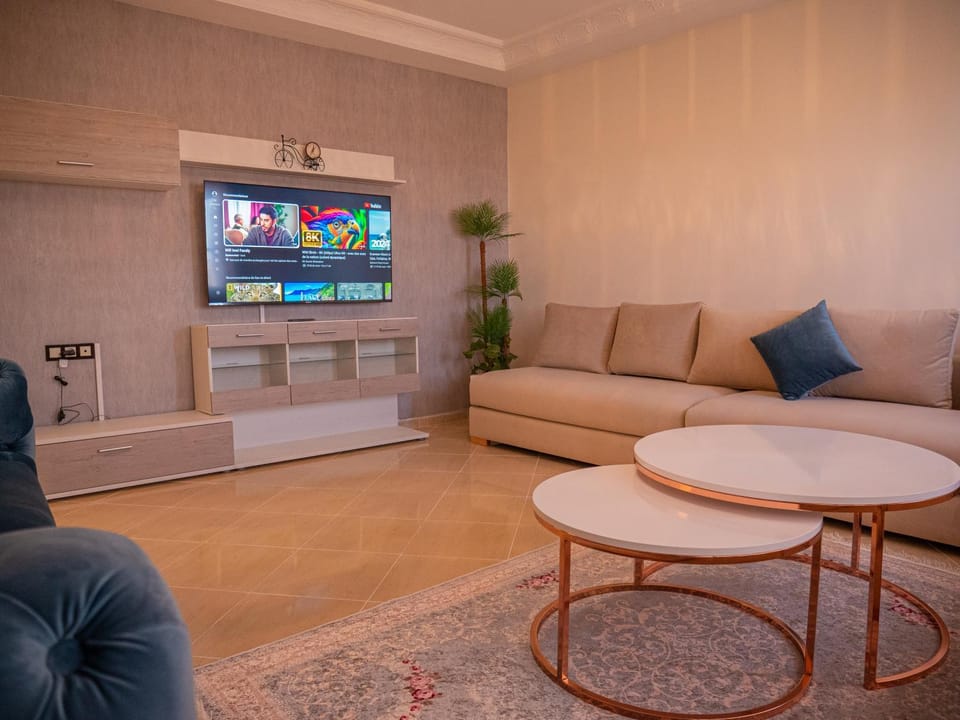 Communal lounge/ TV room, TV and multimedia, Living room, Seating area, Evening entertainment