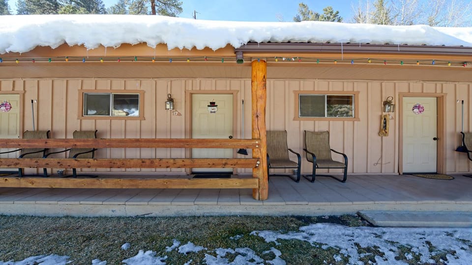 Property building, Facade/entrance, Day, Winter, Seating area, Mountain view