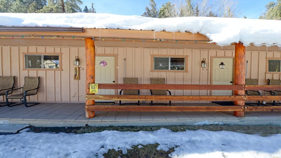 Property building, Facade/entrance, Day, Winter, Seating area