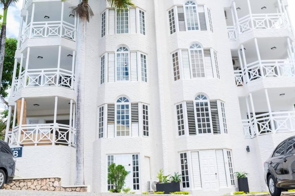 Falcon Sunset 2br- Airport Transport Available -Security-Gated Apartment in Montego Bay