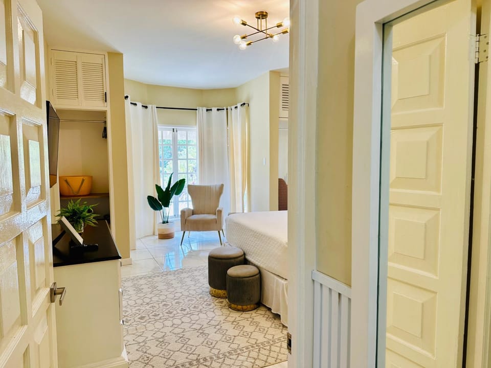 Falcon Sunset 2br- Airport Transport Available -Security-Gated Apartment in Montego Bay