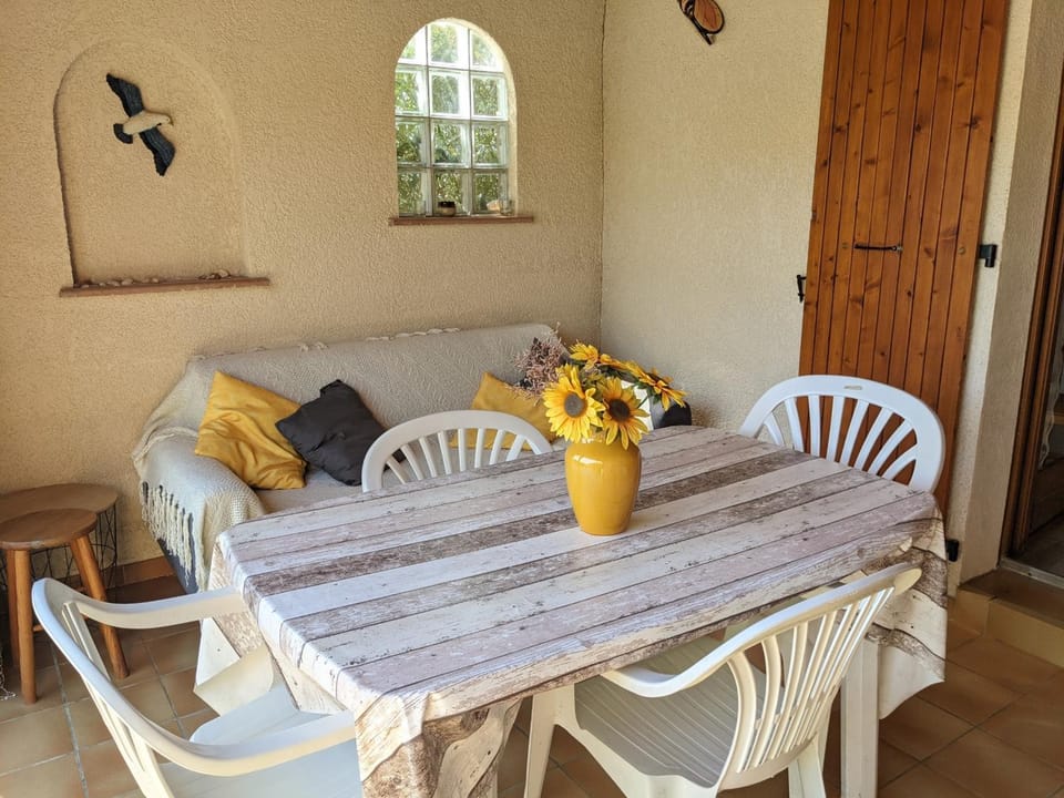 Charmante villa T2 mezzanine avec cour, jardin, véranda, barbecue et parking privé, proche plage et commerces - FR-1-797-2 Villa in Port-la-Nouvelle