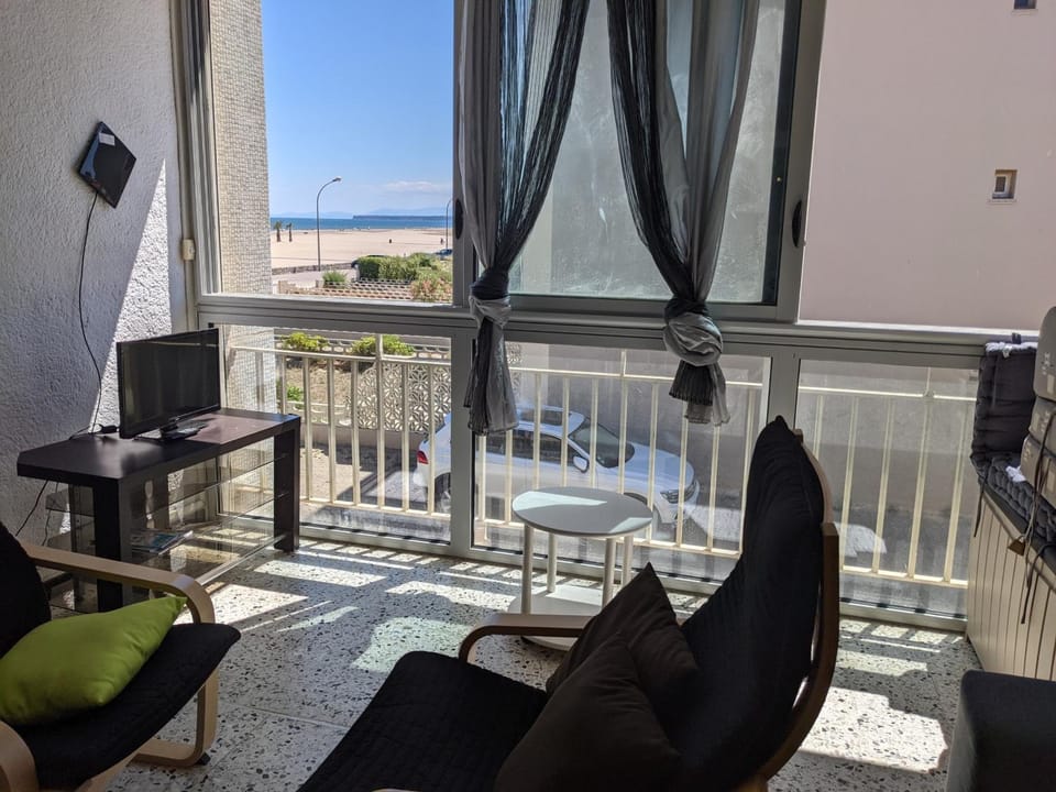 T2 Front de Mer Vu latérale, 4 pers, Parking, Proche plage et animations - FR-1-797-16 Apartment in Port-la-Nouvelle