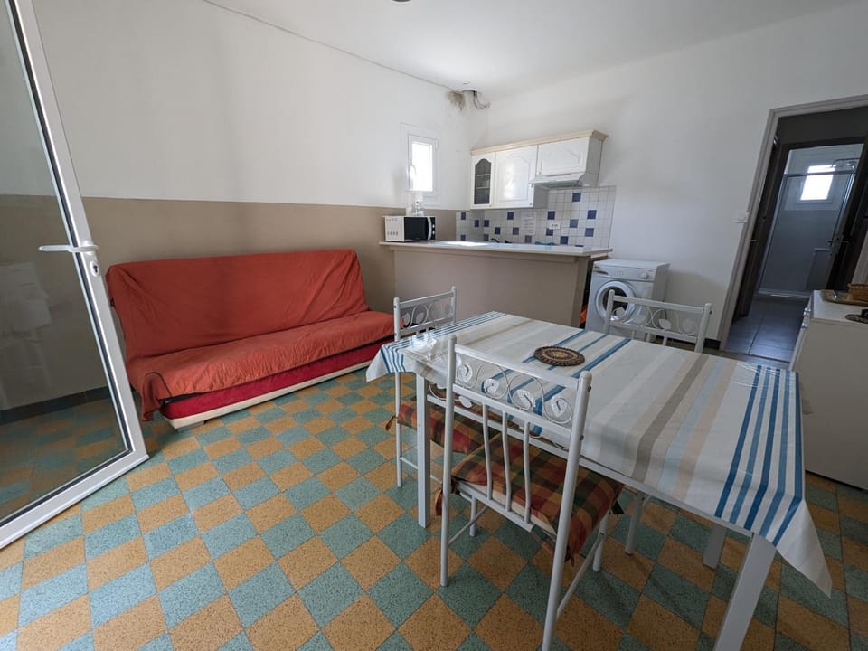 Appartement T2 avec parking - 4 pers. plage 150m - FR-1-797-17 Apartment in Port-la-Nouvelle