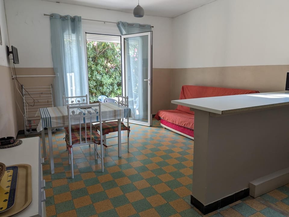 Appartement T2 avec parking - 4 pers. plage 150m - FR-1-797-17 Apartment in Port-la-Nouvelle