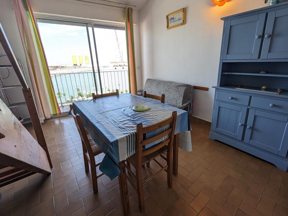 T2 Mezzanine à 250m de la plage pour 4/5 pers avec Parking et TV - FR-1-797-31 Apartment in Port-la-Nouvelle