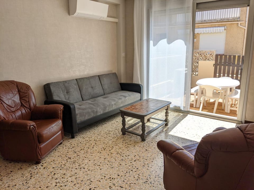 Villa T3 climatisée, 57m², 5/6 pers, proche plage, rénovée, terrasse, parking, quartier animé - FR-1-797-48 Villa in Port-la-Nouvelle