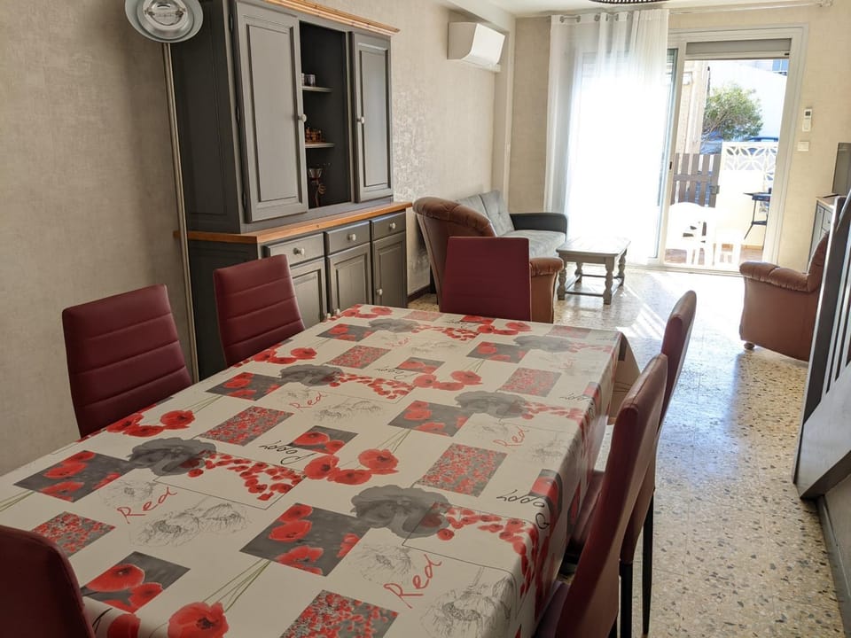 Villa T3 climatisée, 57m², 5/6 pers, proche plage, rénovée, terrasse, parking, quartier animé - FR-1-797-48 Villa in Port-la-Nouvelle