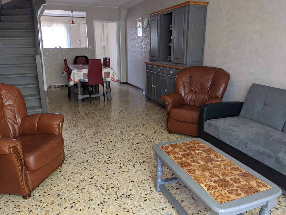 Villa T3 climatisée, 57m², 5/6 pers, proche plage, rénovée, terrasse, parking, quartier animé - FR-1-797-48 Villa in Port-la-Nouvelle