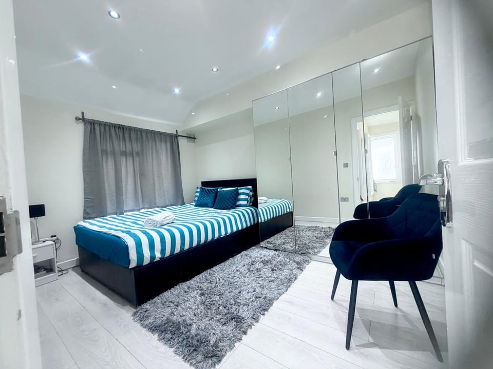Bed, Photo of the whole room, Bedroom, wardrobe