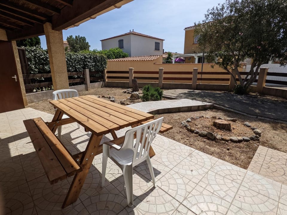 Maison T2 avec Mezzanine, Cour et Parking – 5 Pers – Proche Plage et Commerces – Bon Prix - FR-1-797-49 Villa in Port-la-Nouvelle