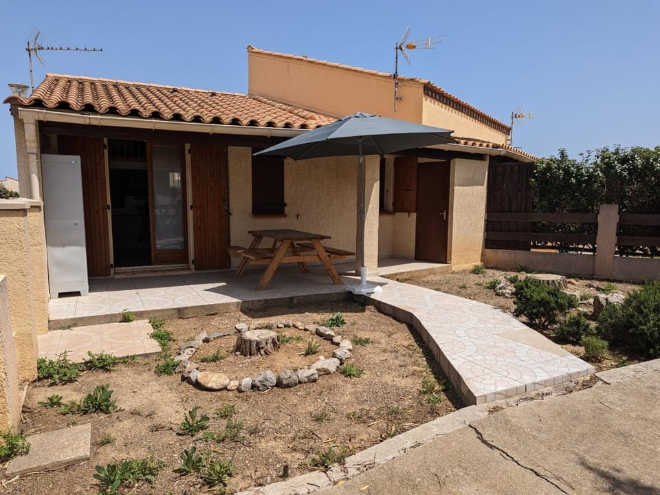 Maison T2 avec Mezzanine, Cour et Parking – 5 Pers – Proche Plage et Commerces – Bon Prix - FR-1-797-49 Villa in Port-la-Nouvelle