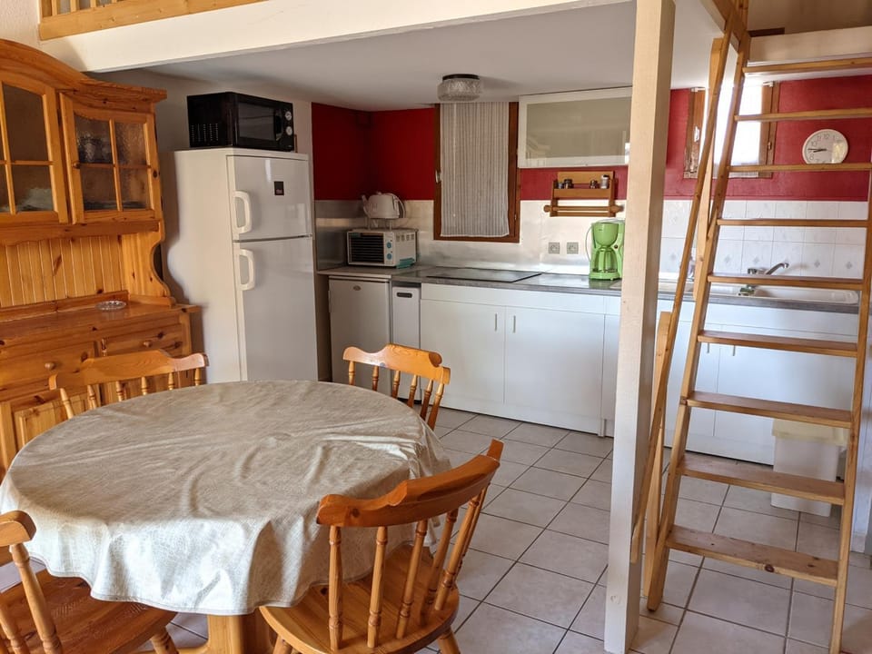 Maison T2 avec Mezzanine, Cour et Parking – 5 Pers – Proche Plage et Commerces – Bon Prix - FR-1-797-49 Villa in Port-la-Nouvelle