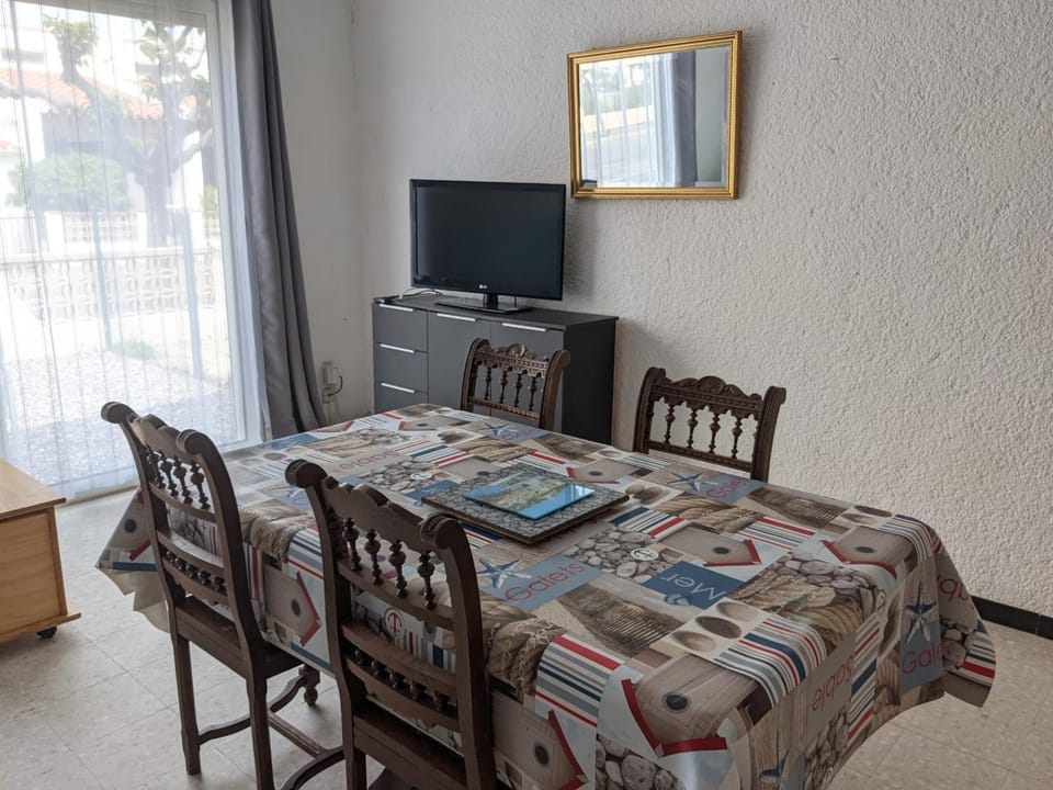 T2 Climatisé, 2 Cours, Proche Plage, Parking Privé, 5 Pers., Animaux Acceptés - FR-1-797-58 Villa in Port-la-Nouvelle