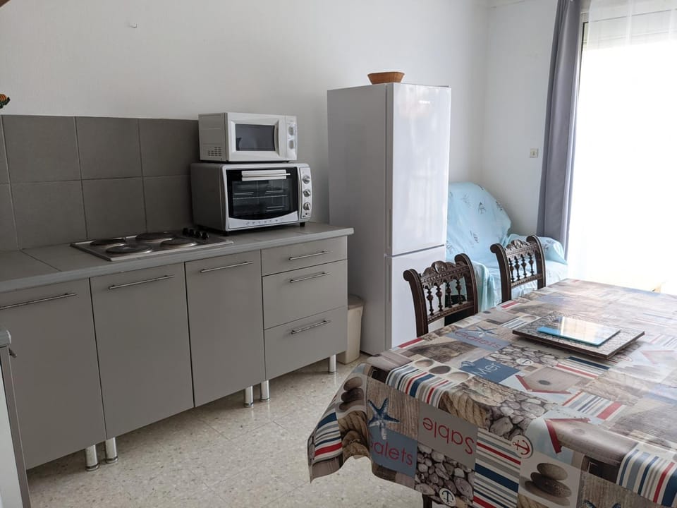 T2 Climatisé, 2 Cours, Proche Plage, Parking Privé, 5 Pers., Animaux Acceptés - FR-1-797-58 Villa in Port-la-Nouvelle