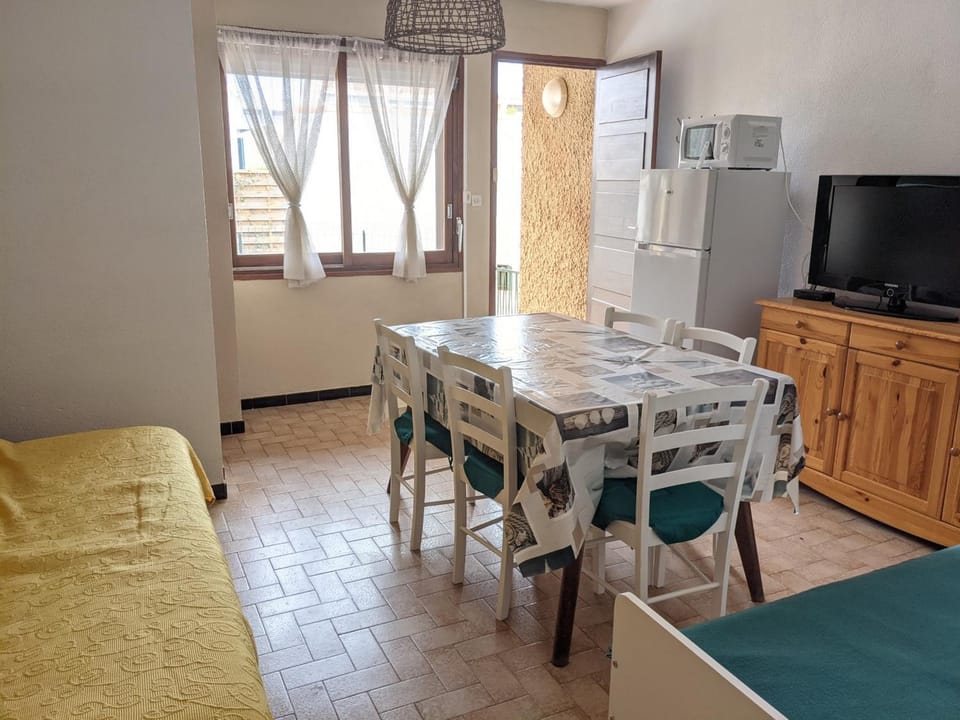 Villa T2 climatisée, 5 pers, proche plage, cour, jardin, barbecue, parking, 2* Meublés Tourisme - FR-1-797-57 Villa in Port-la-Nouvelle