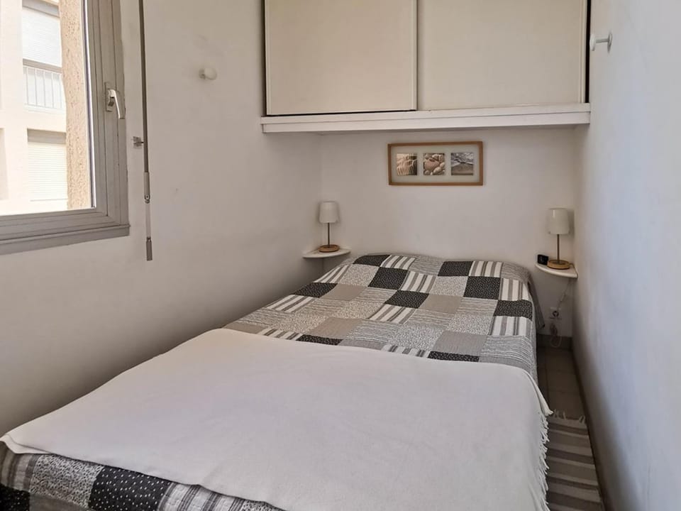 Joli T2 au Port avec Terrasse et Parking, 4 Pers. - FR-1-803-12 Apartment in Bormes-les-Mimosas