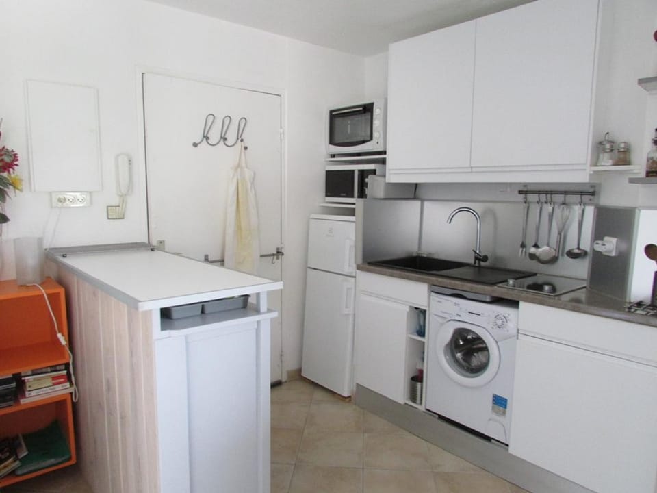 Studio en bord de mer avec WiFi et Parking privé - FR-1-803-50 Apartment in Le Lavandou